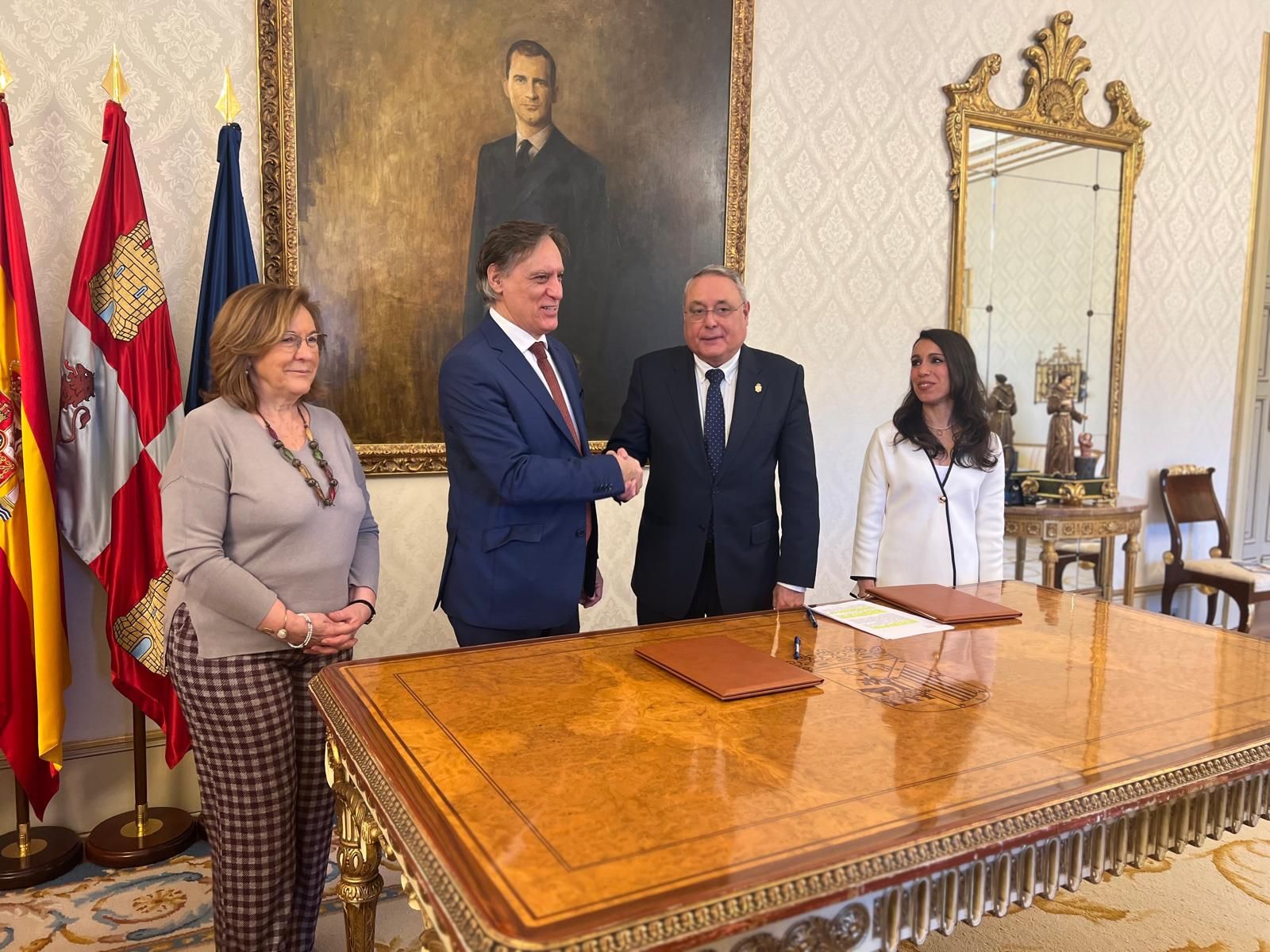 El alcalde de Salamanca, Carlos García Carbayo, y el decano del Colegio de la Abogacía de Salamanca, Miguel del Castillo Alonso, firman un convenio de colaboración de asistencia jurídica para personas mayores