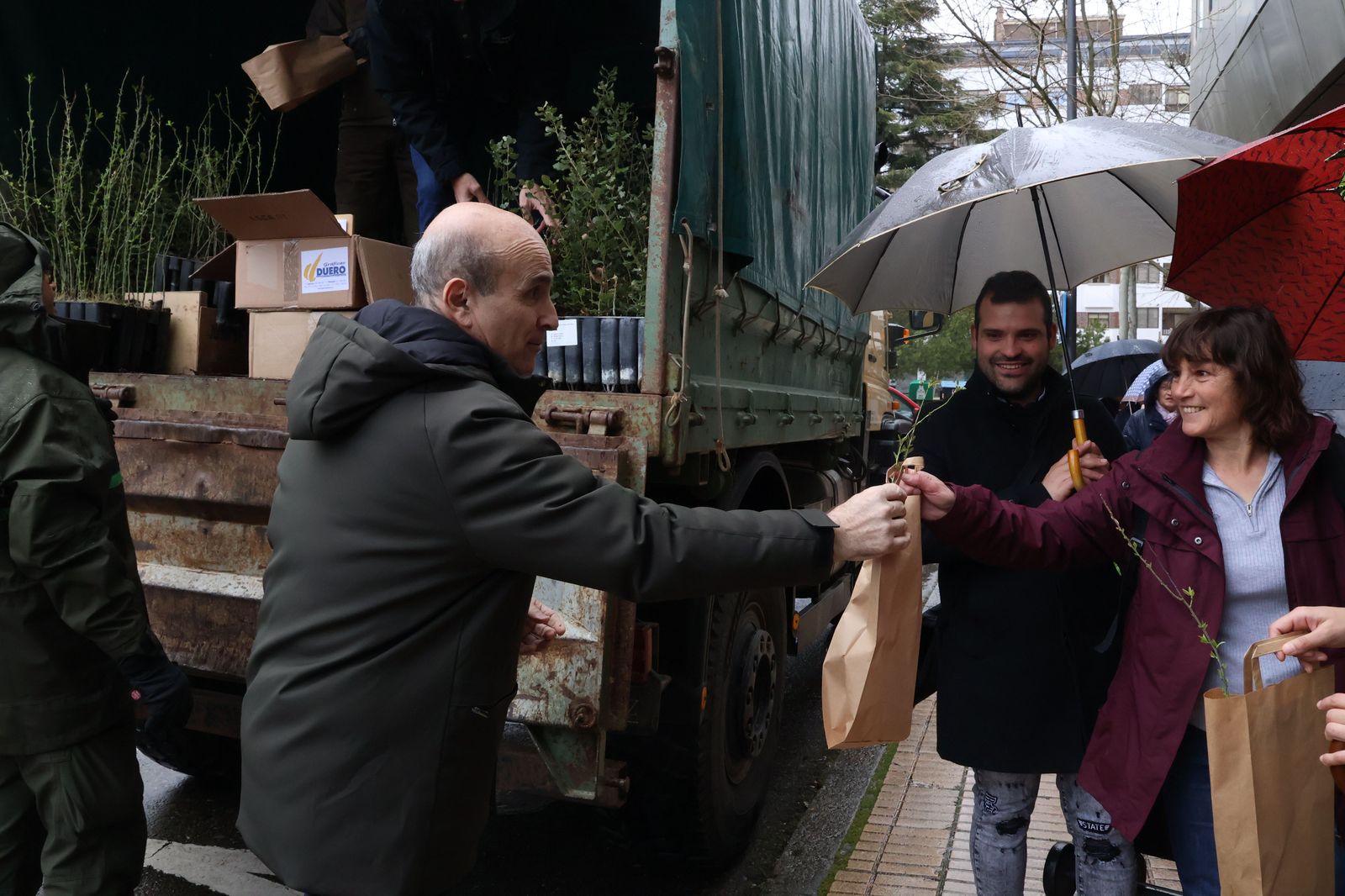 La Junta entrega plantones por el Día Mundial del Árbol