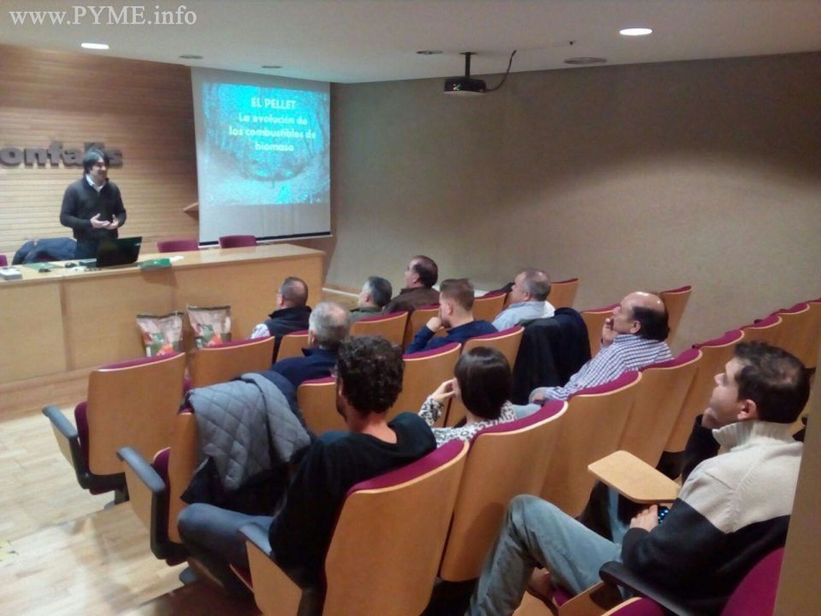 Empresarios de fontanería y calefacción analizan el futuro de las calderas de biomasa