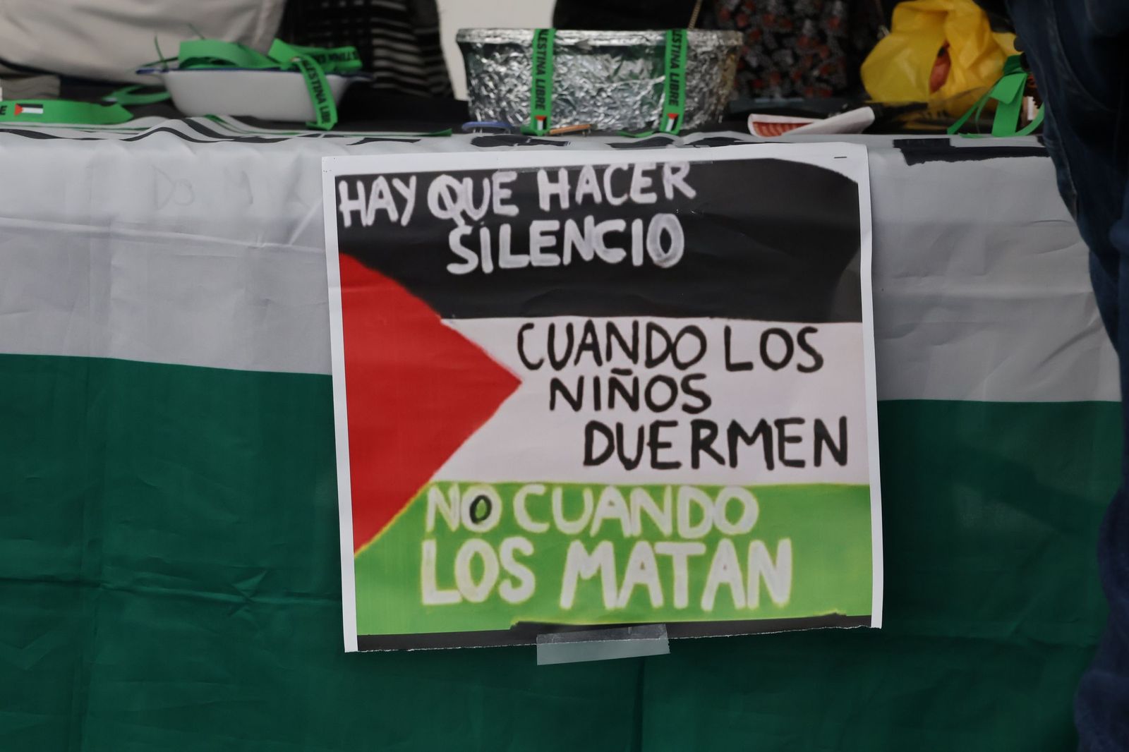 GALERÍA | Inauguración del mercadillo solidario en la Plaza Mayor de Zamora en apoyo al pueblo palestino