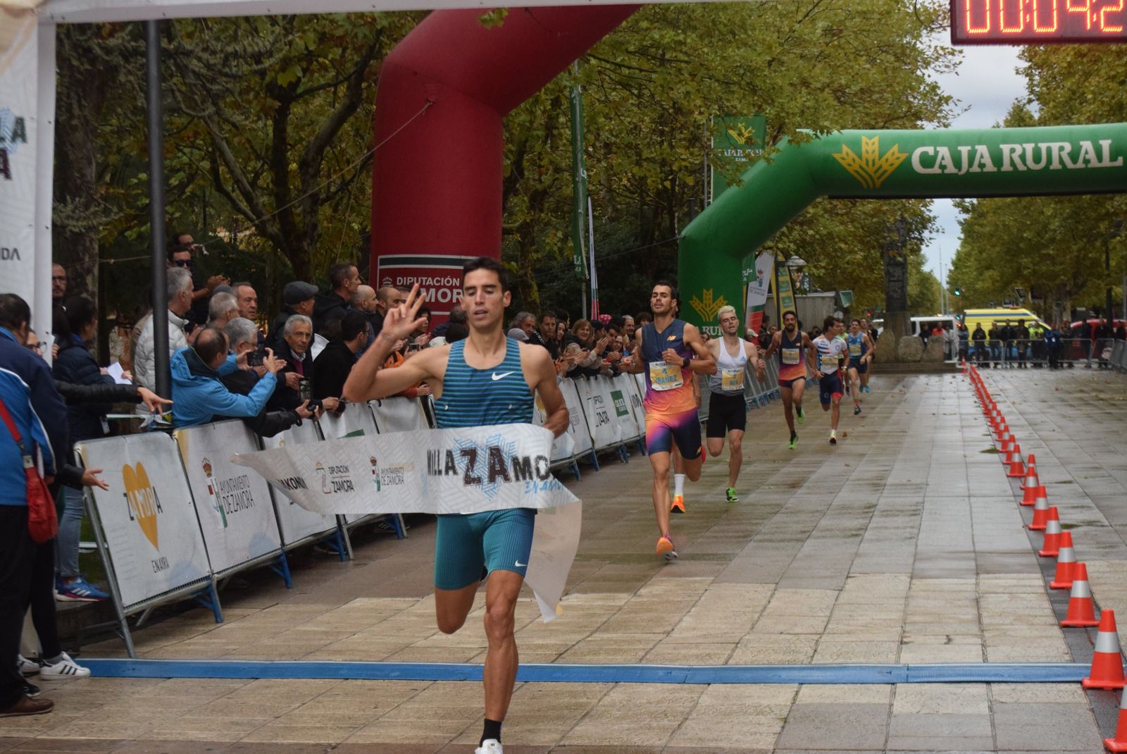 Jesús Gómez entra en meta.