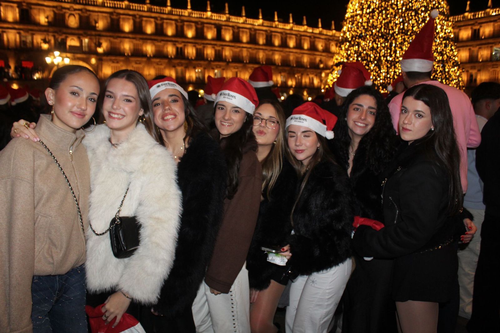 Centenares de personas disfrutan de las campanadas y la fiesta del Fin de Año Universitario