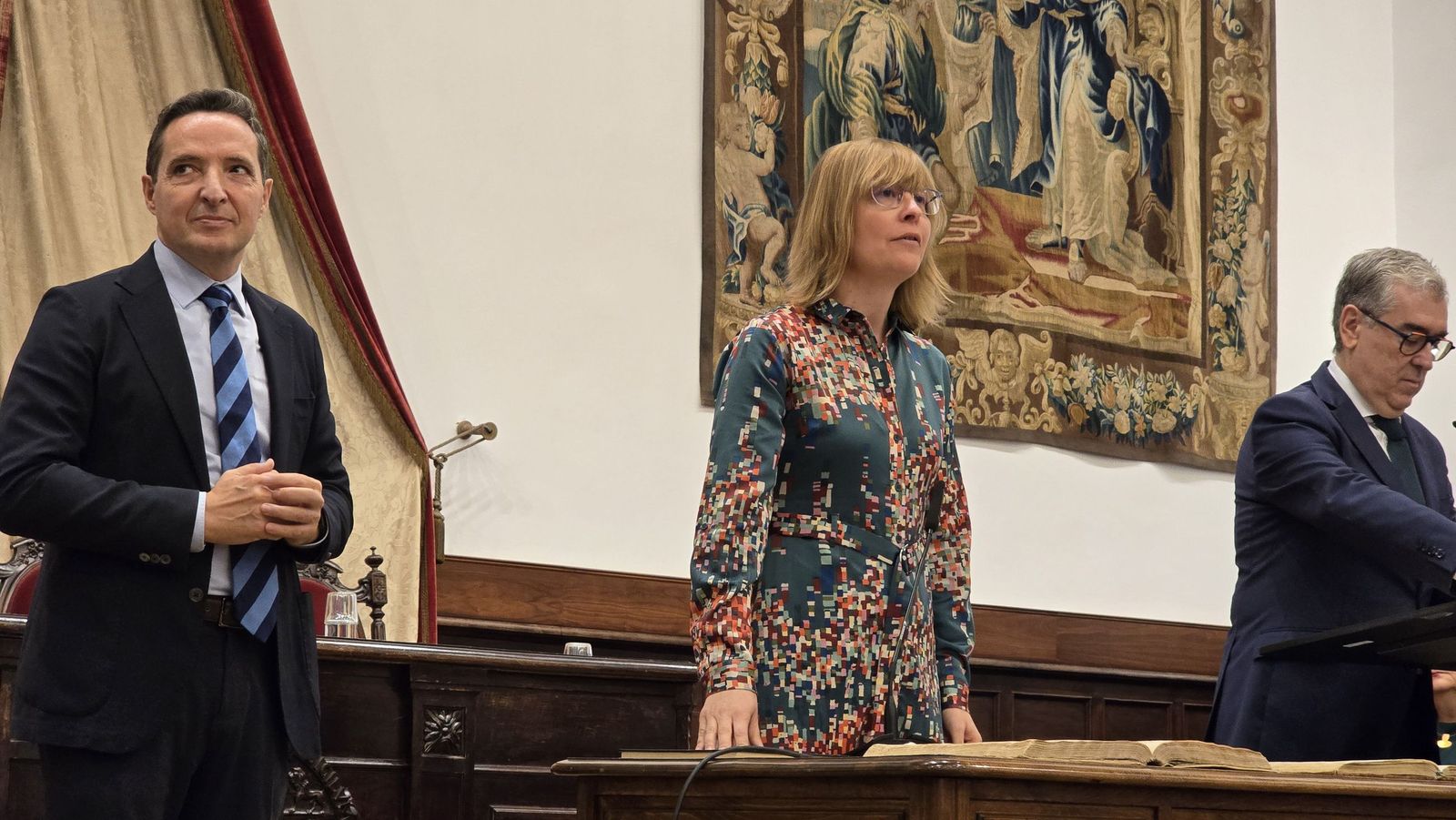 El rector de la Universidad de Salamanca preside el acto de toma de posesión de nuevos cargos académicos y del personal docente e investigador