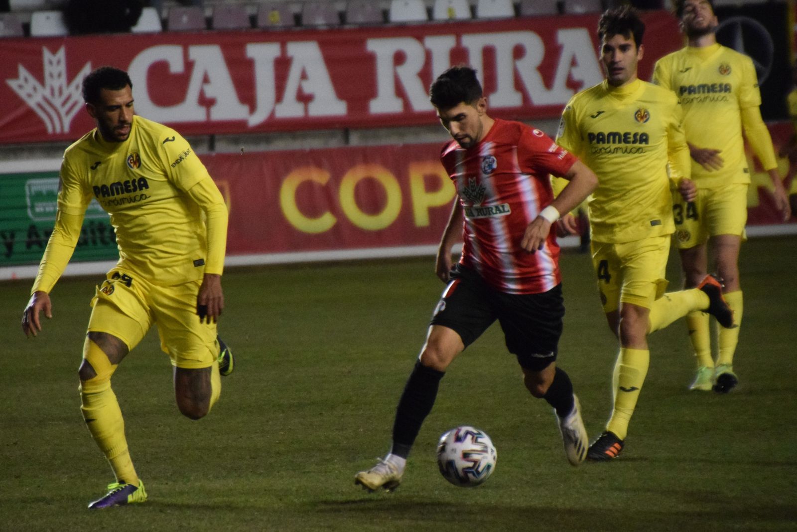 Carlos Ramos con el balón frente al Villarreal CF en Copa del Rey. Carlos Ramos con el balón frente al Villarreal CF en Copa del Rey.