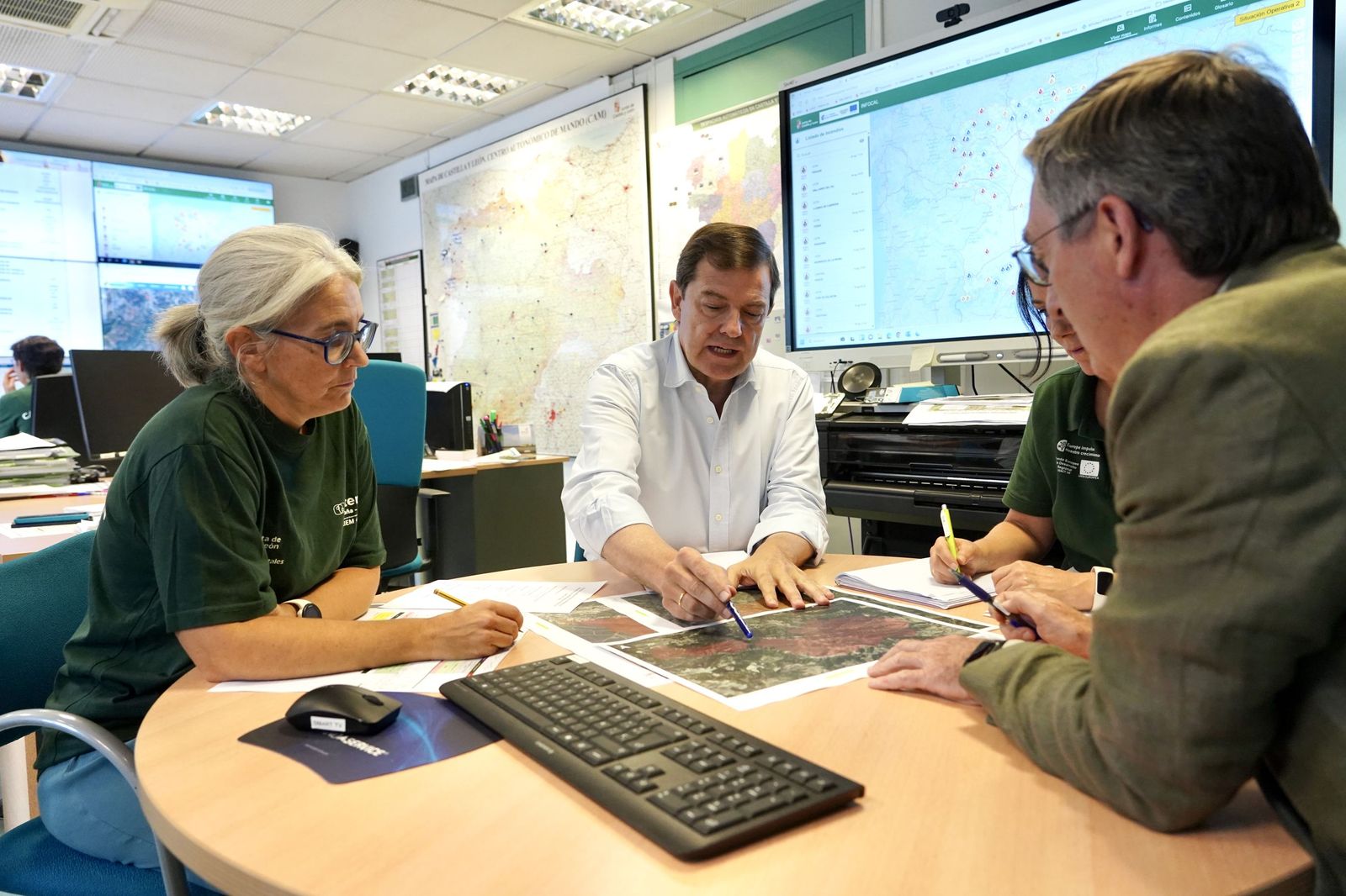 El presidente de la Junta de Castilla y León, Alfonso Fernández Mañueco, acude al Centro Autonómico de Mando.