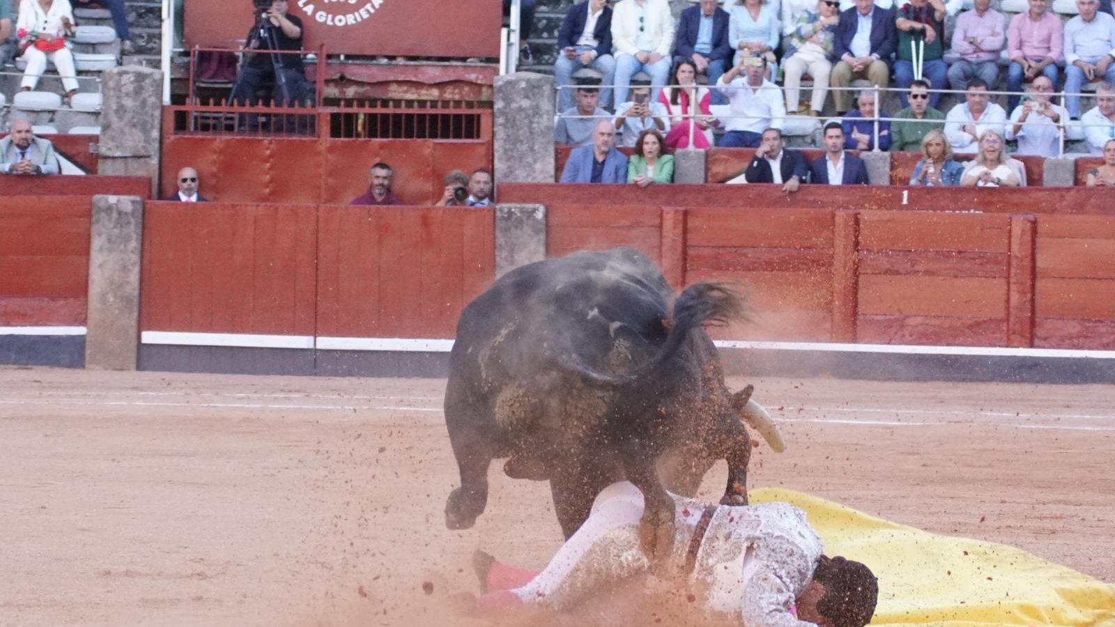 Secuencia del percance de Damián Castaño en la portagayola con el cuarto Vellosino