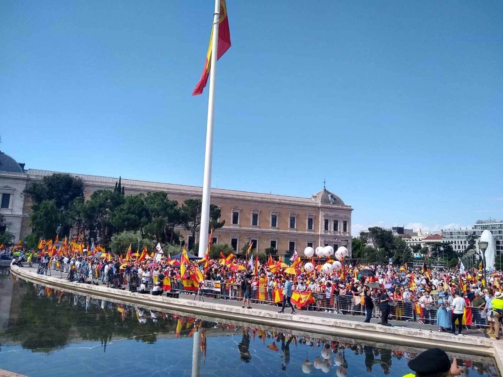 Más de mil personas se concentran ya desde las 11.00 horas en la madrileña Plaza de Colón para proetestar contra los indultos a los líderes del procés