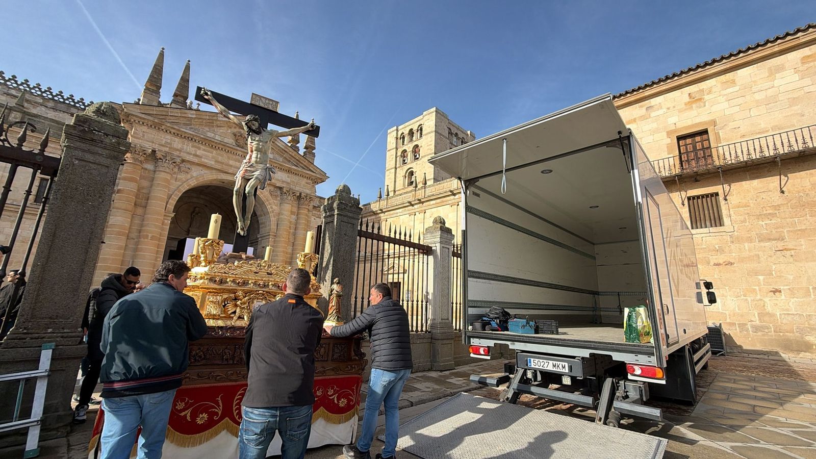 Colocación del Cristo de las Injurias en su mesa procesional