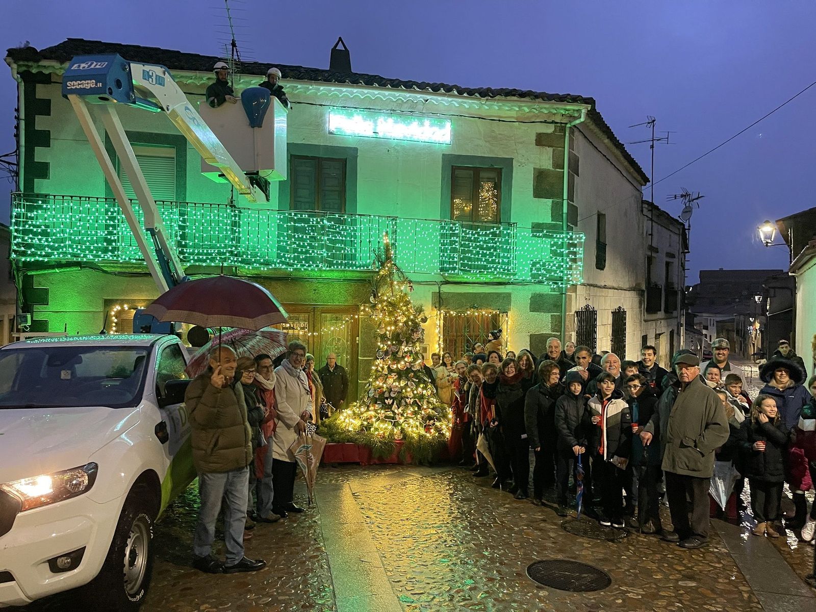 2022 12 16.  Brilla el árbol de Navidad de Damajuanas   Fuenteguinaldo