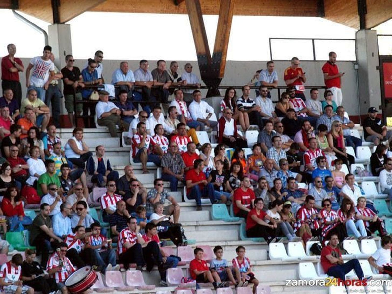 Más socios pero leve bajada de ingresos