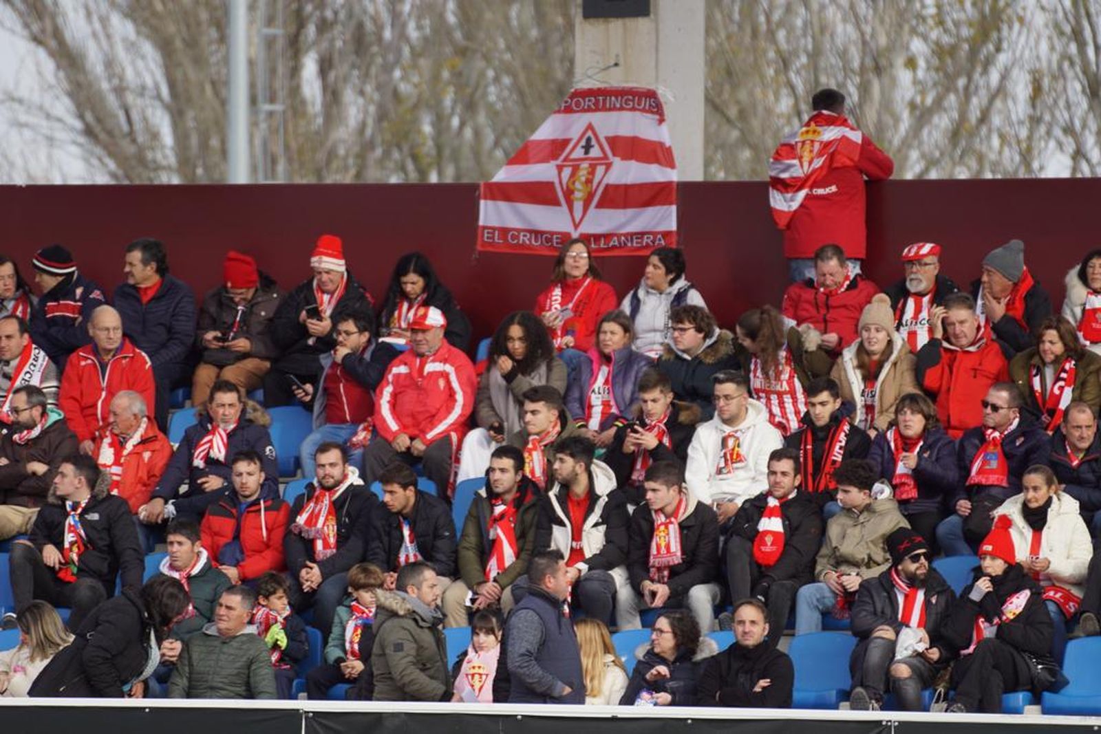 ambiente-en-las-gradas-en-el-partido-de-copa-del-rey-unionistas-sporting-de-gijon-4