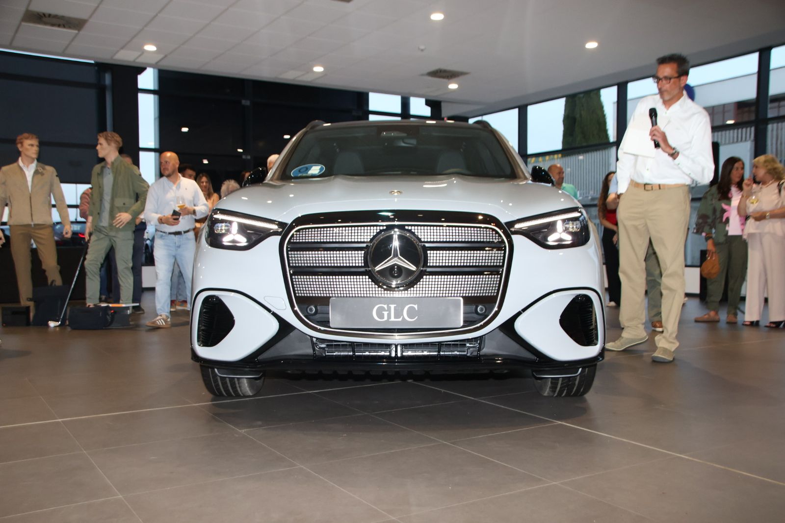 Presentación dos coches en la mercedes