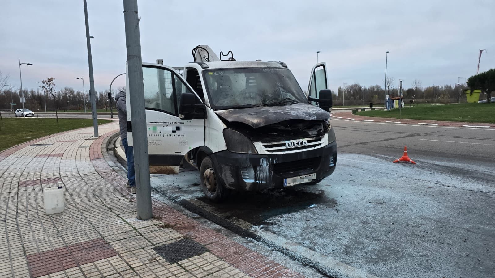 Arde un camión grúa de obra en La Fontana