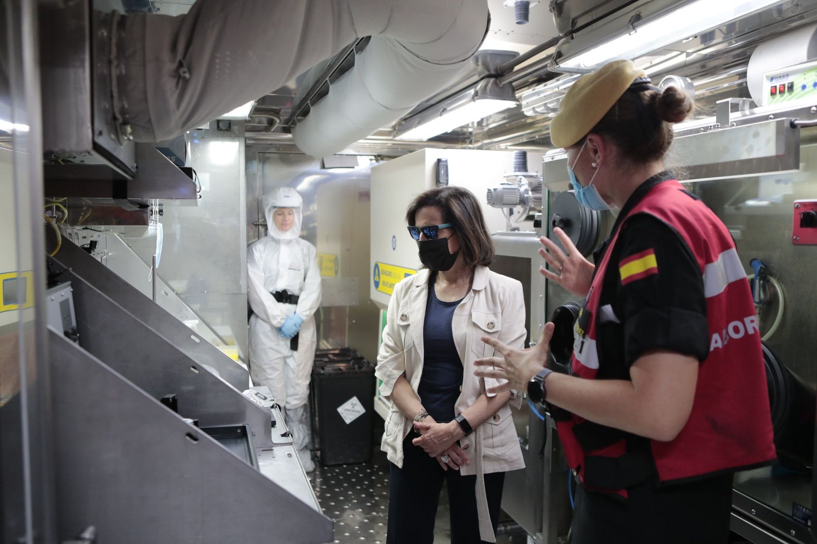 La ministra de Defensa, Margarita Robles, en una visita a la Unidad Militar de Emergencias (UME)