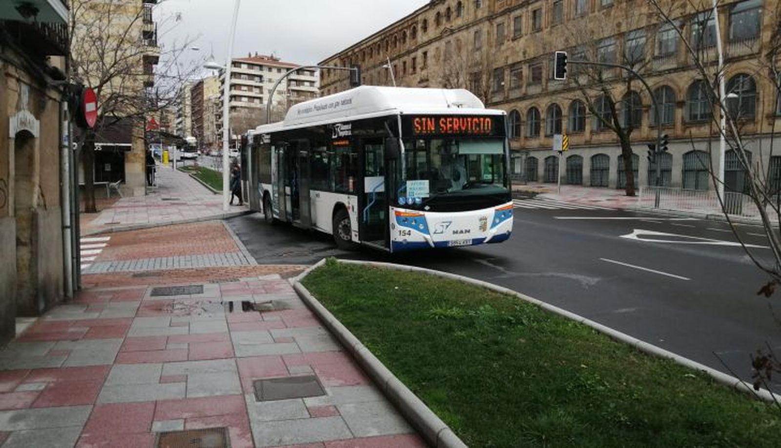 El segundo bus que ha acudido a solucionar la avería de la calle Rosario, y que tapaba la salida de la propia vía