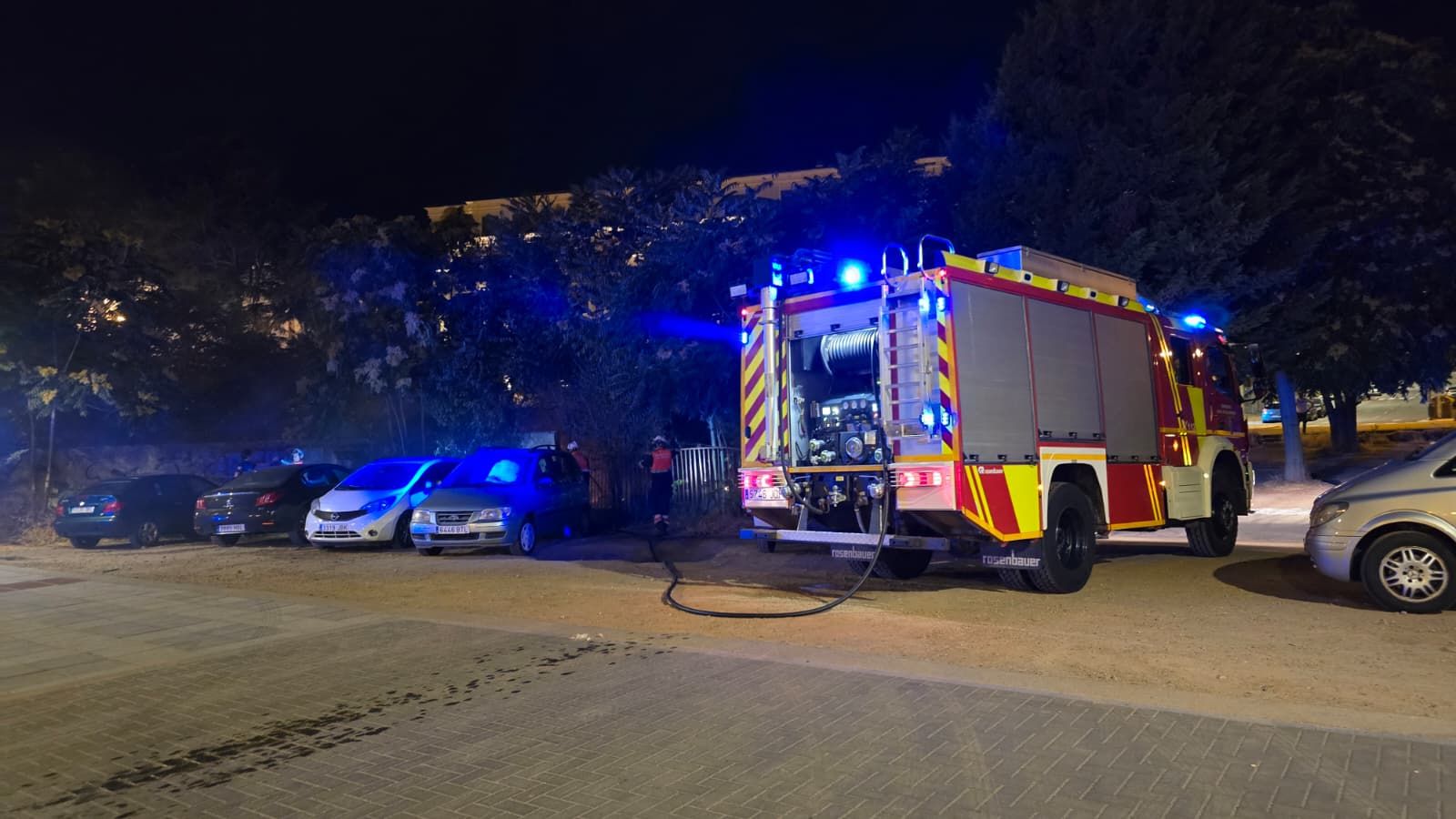 Varios coches afectados por un incendio junto a la plaza de toros de Salamanca