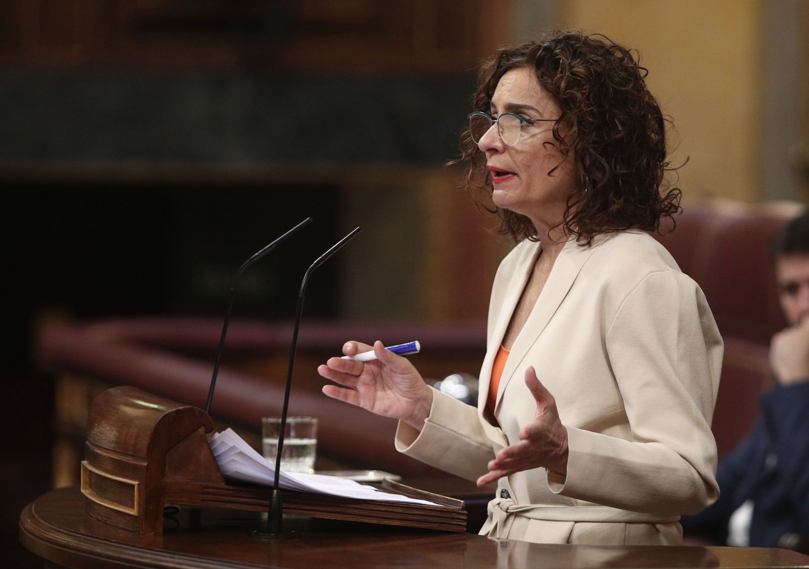 La portavoz del Gobierno y ministra de Hacienda, María Jesús Montero, en el pleno del Congreso