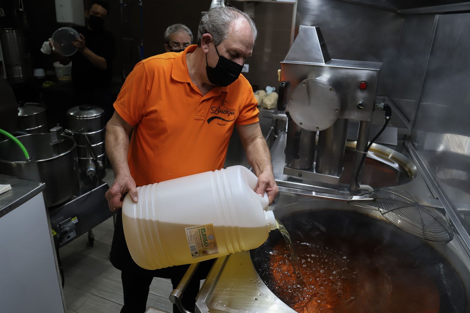 La churrería zamorana consume una media de 50 litros de aceite de girasol diarios Foto: María Lorenzo