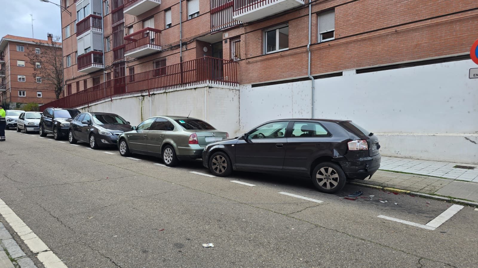 Un turismo choca contra un vehículo aparcado en el barrio del Tormes