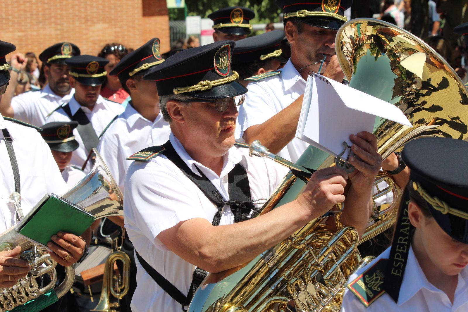Misa solemne en honor a Santa Marta y a continuación procesión y vino español en el paseo fluvial.