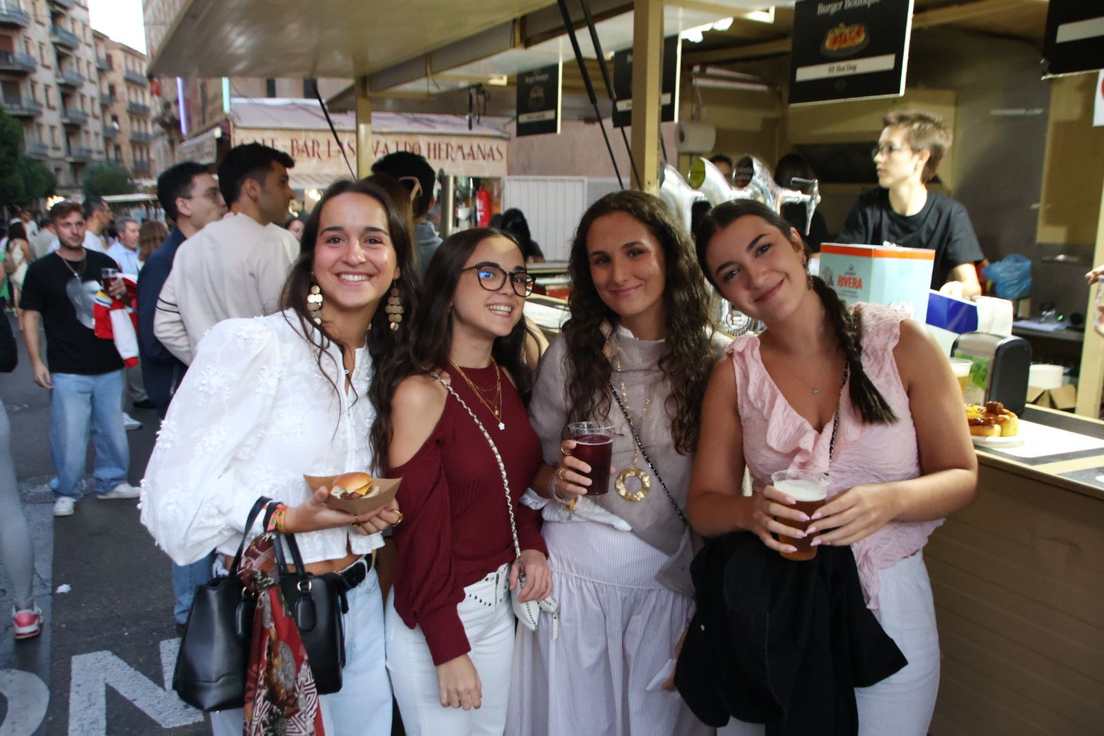 Ambiente de las casetas el  jueves por la tarde noche