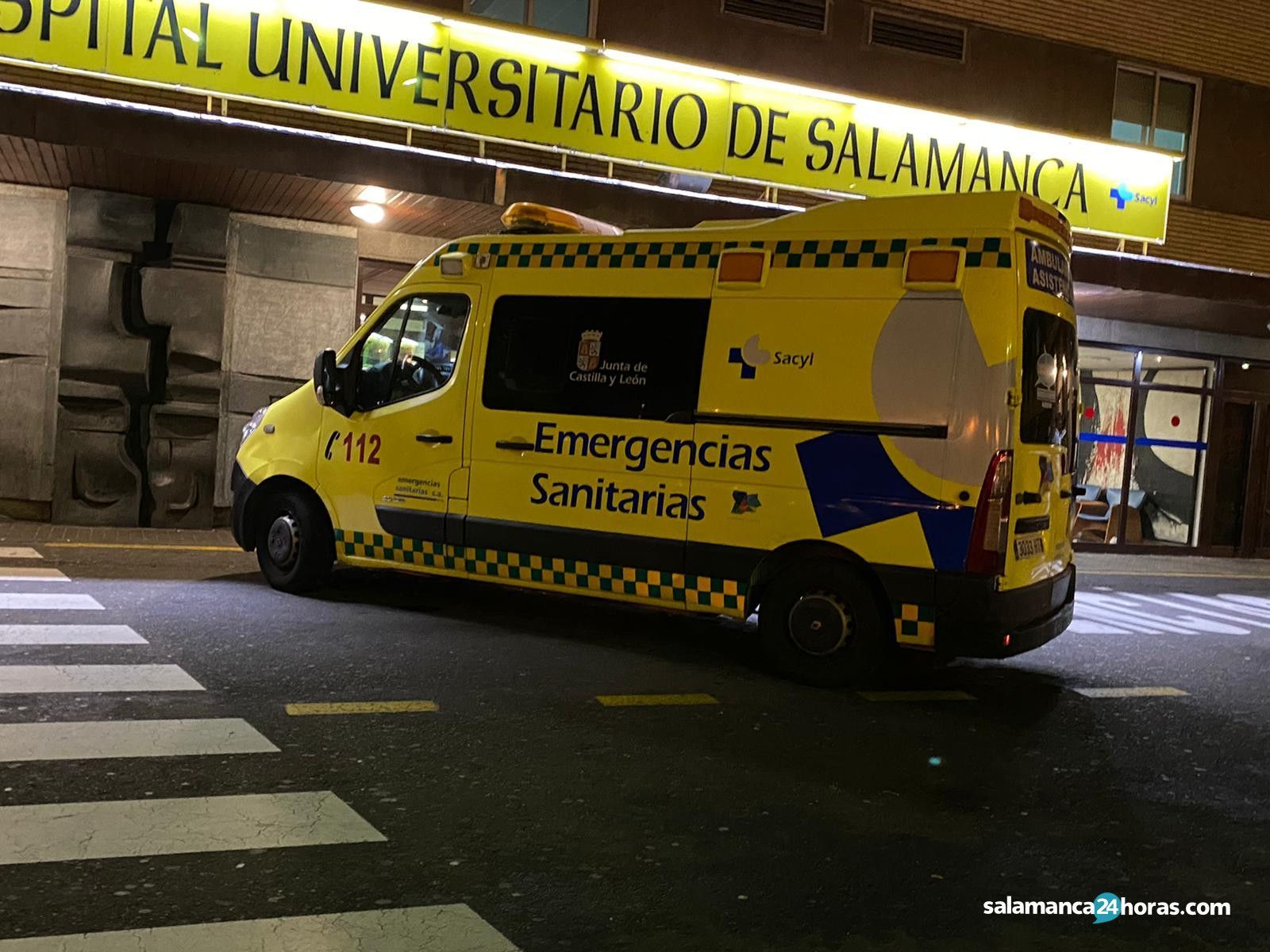 Ambulancia en el Clínico de noche hospital urgencias (1)