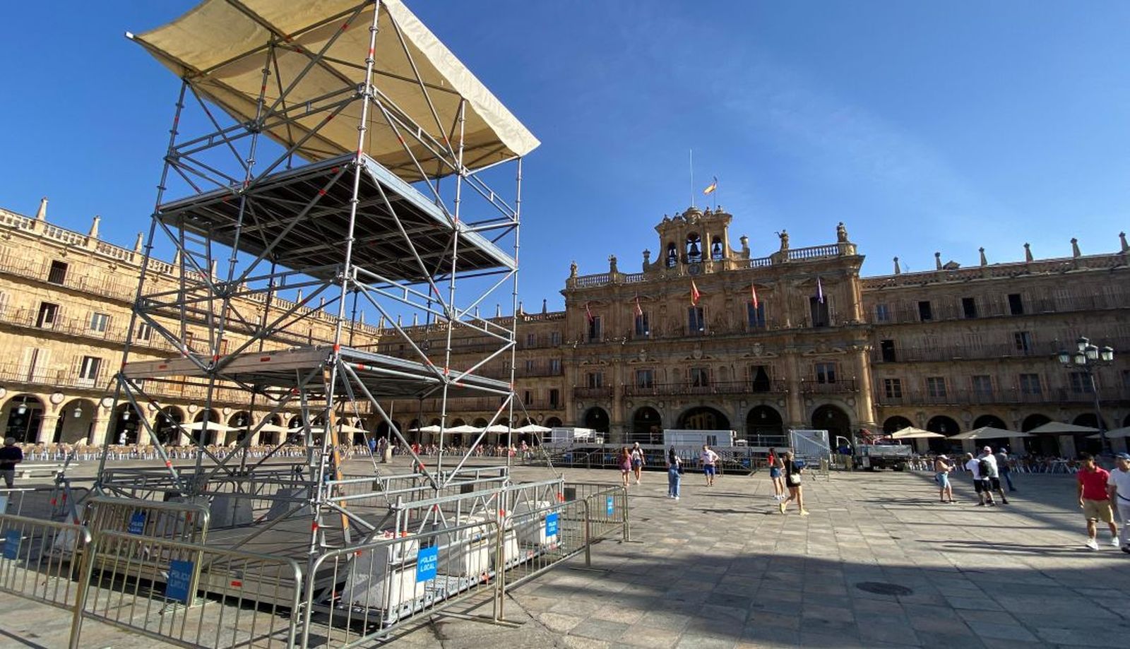 Torre de sonido en el escenario montándose en la Plaza Mayor de Salamanca Torre de sonido en el escenario montándose en la Plaza Mayor de Salamanca