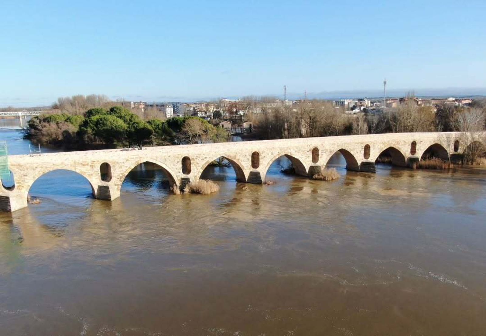 La nueva imagen del puente de Piedra de Zamora a vista de dron.