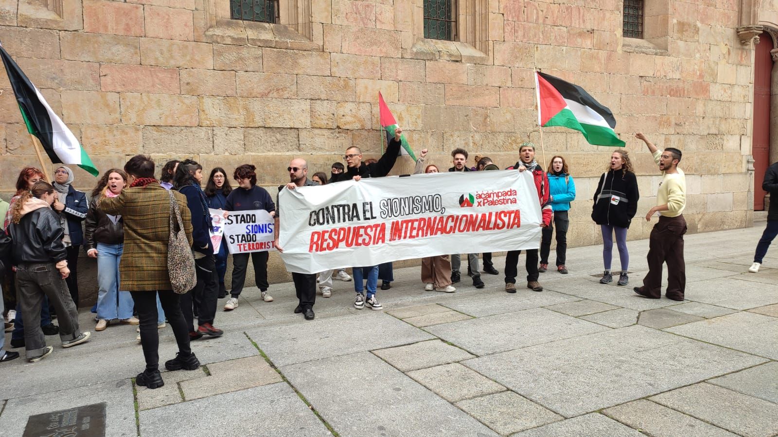 Participantes de la acampada por Palestina se concentran en el rectorado de la USAL. Vídeo S24HORAS (2)