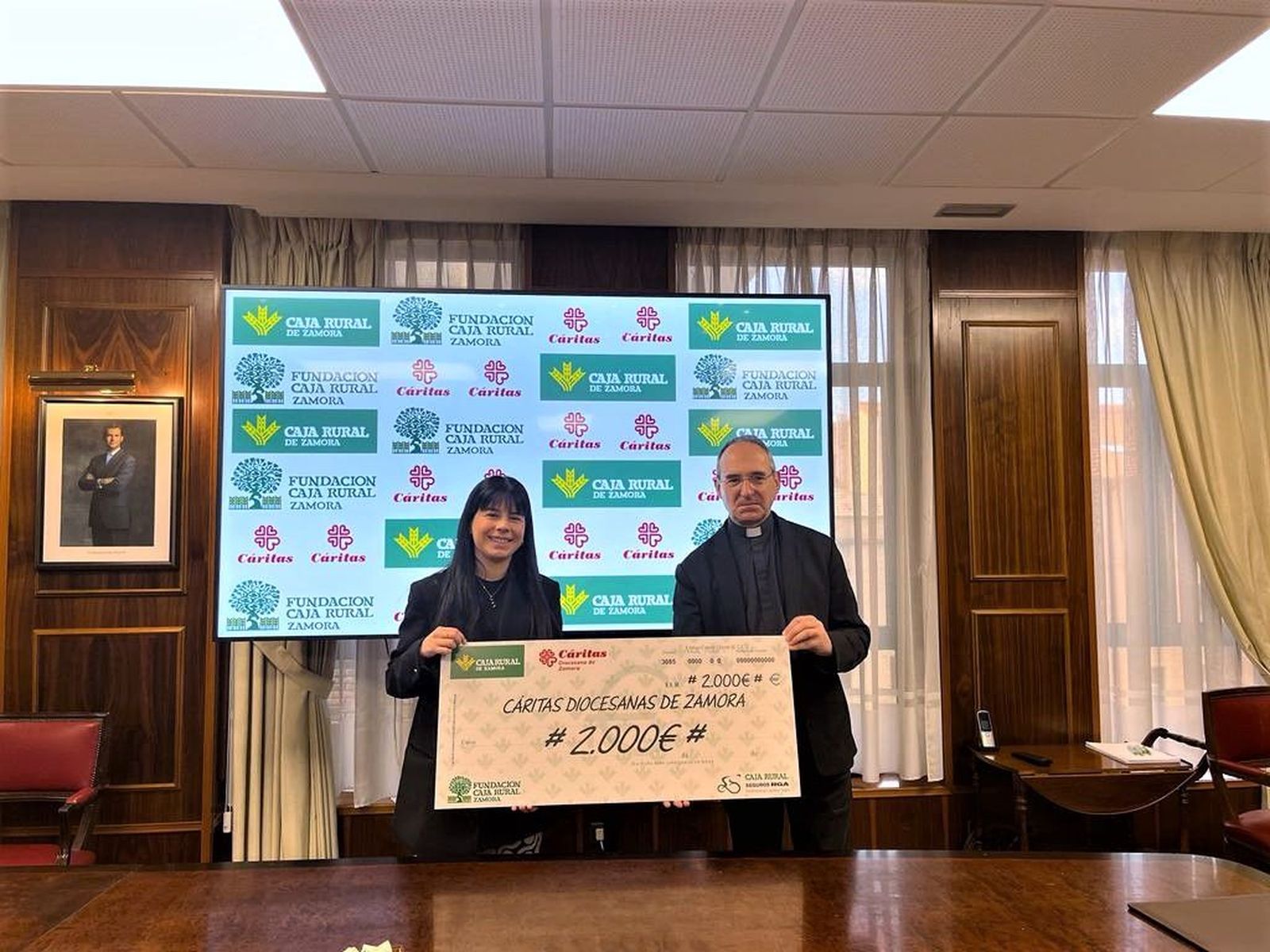 Caja Rural entrega a Cáritas el dinero recaudado con su Día Solidario