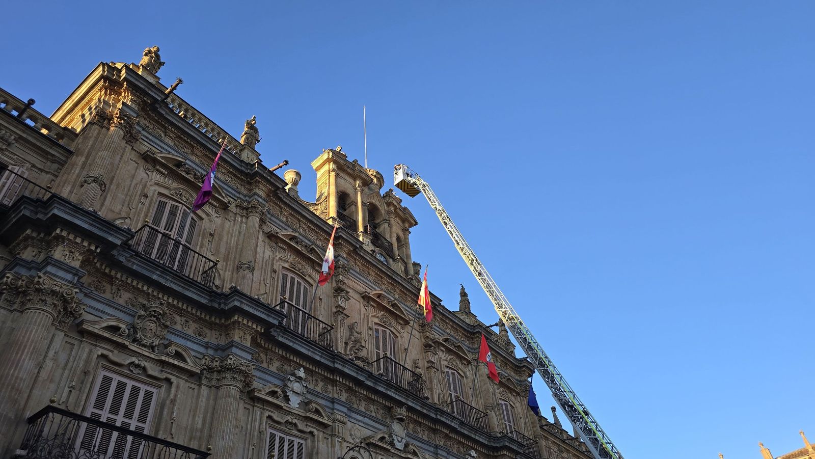 El alcalde de Salamanca, Carlos García Carbayo, y miembros de la Corporación Municipal asisten al tradicional acto de colocación de La Mariseca