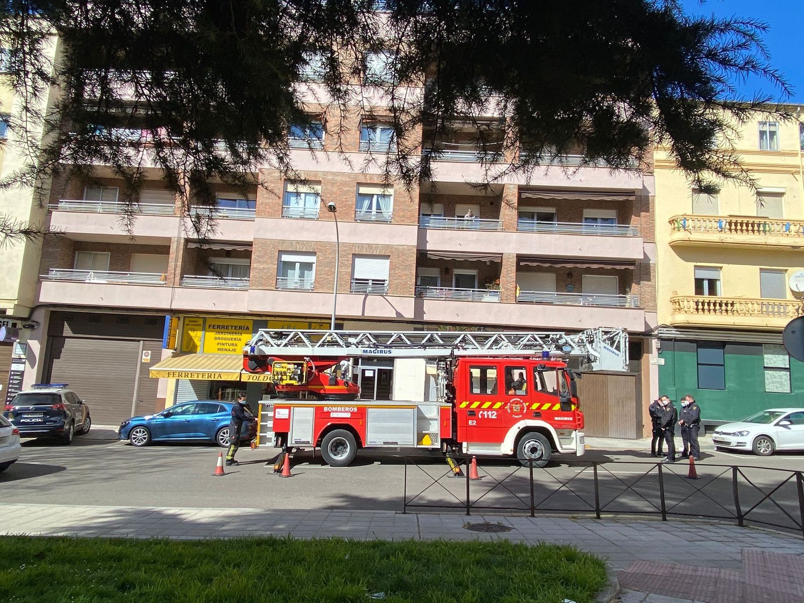 Amplio operativo en calle Arapiles para atender a una persona indispuesta