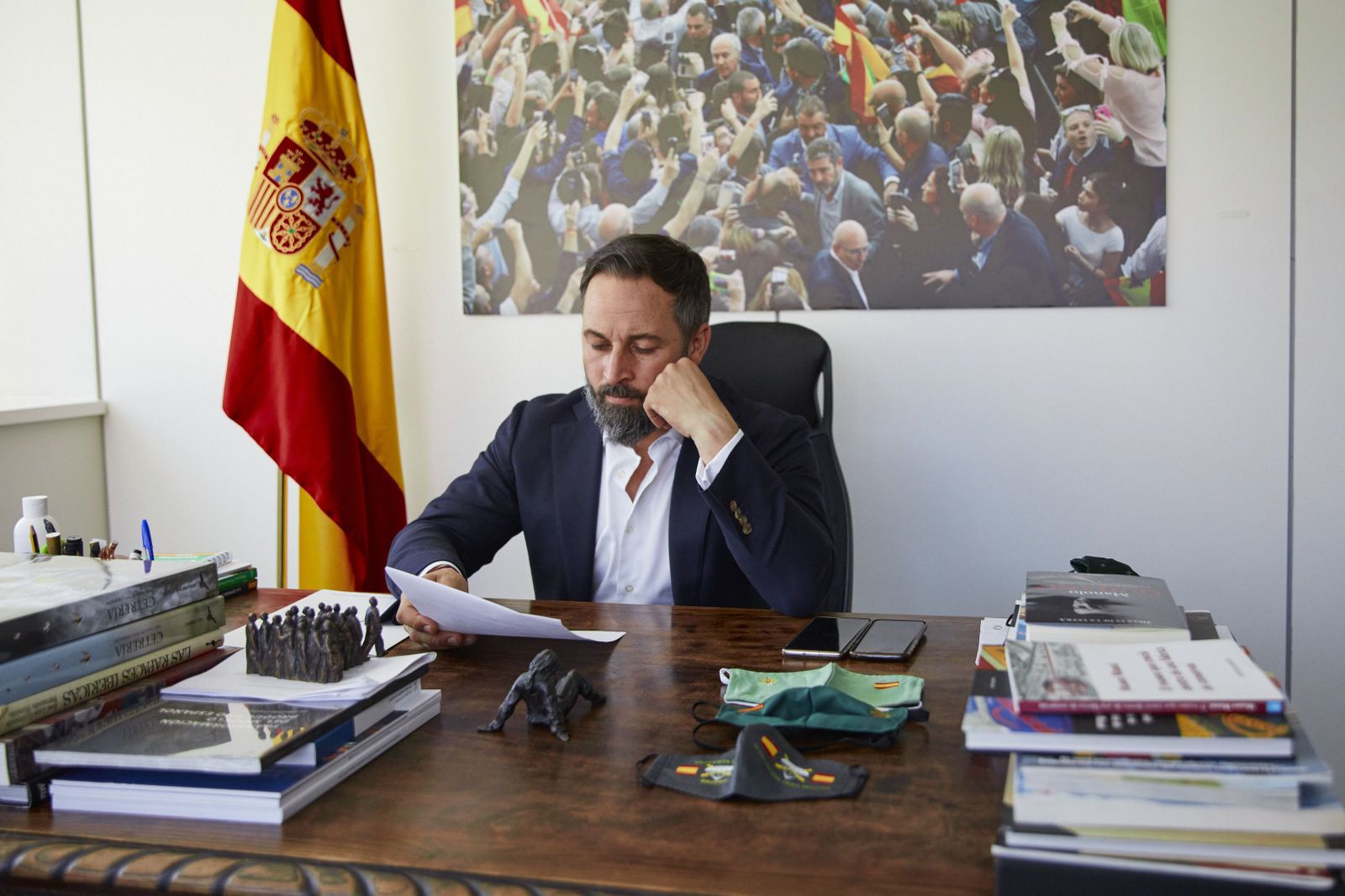El presidente de Vox, Santiago Abascal, posa en su despacho El presidente de Vox, Santiago Abascal, posa en su despacho