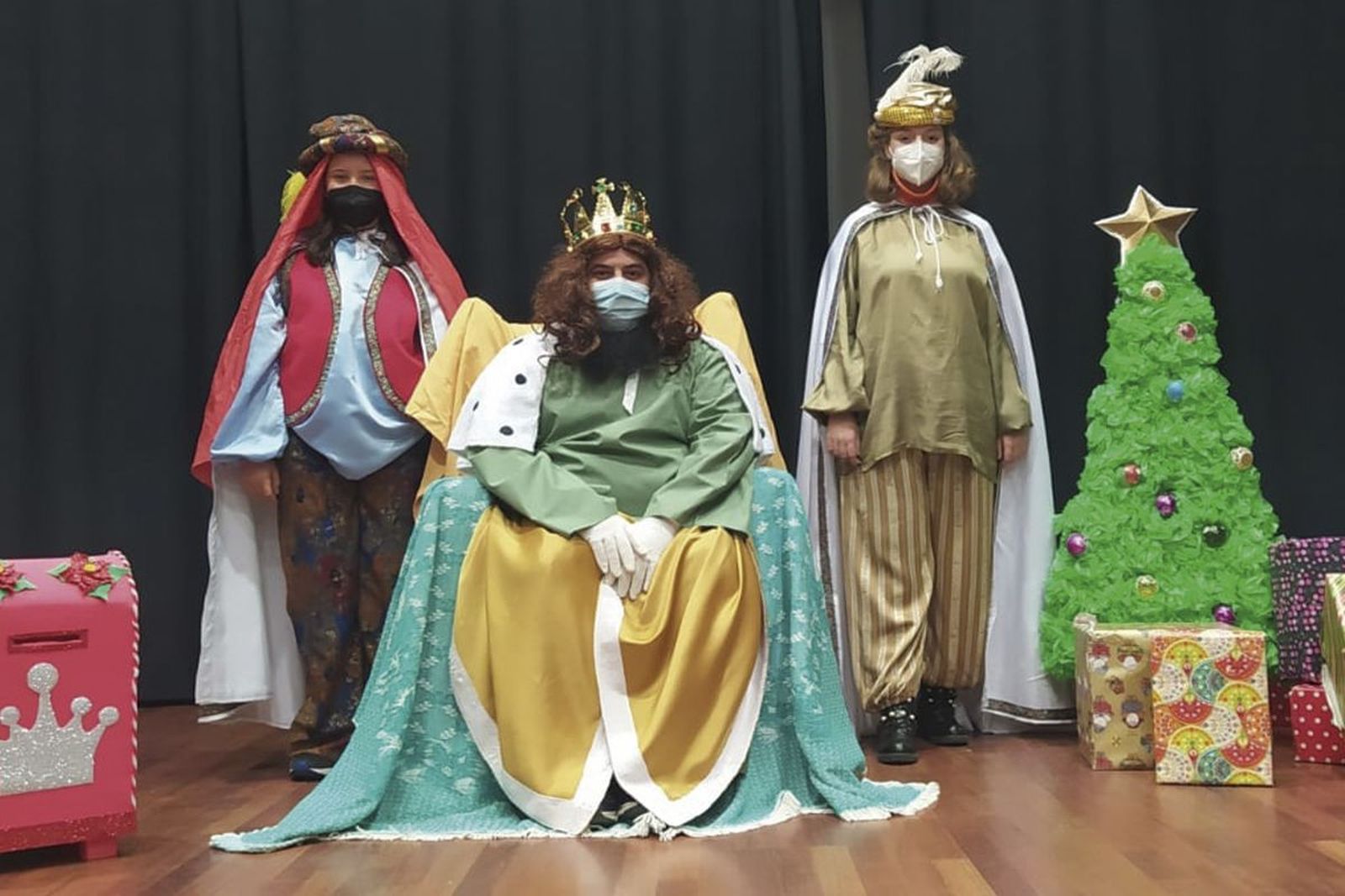 El rey Gaspar junto a sus pajes en el encuentro con los niños de Macotera