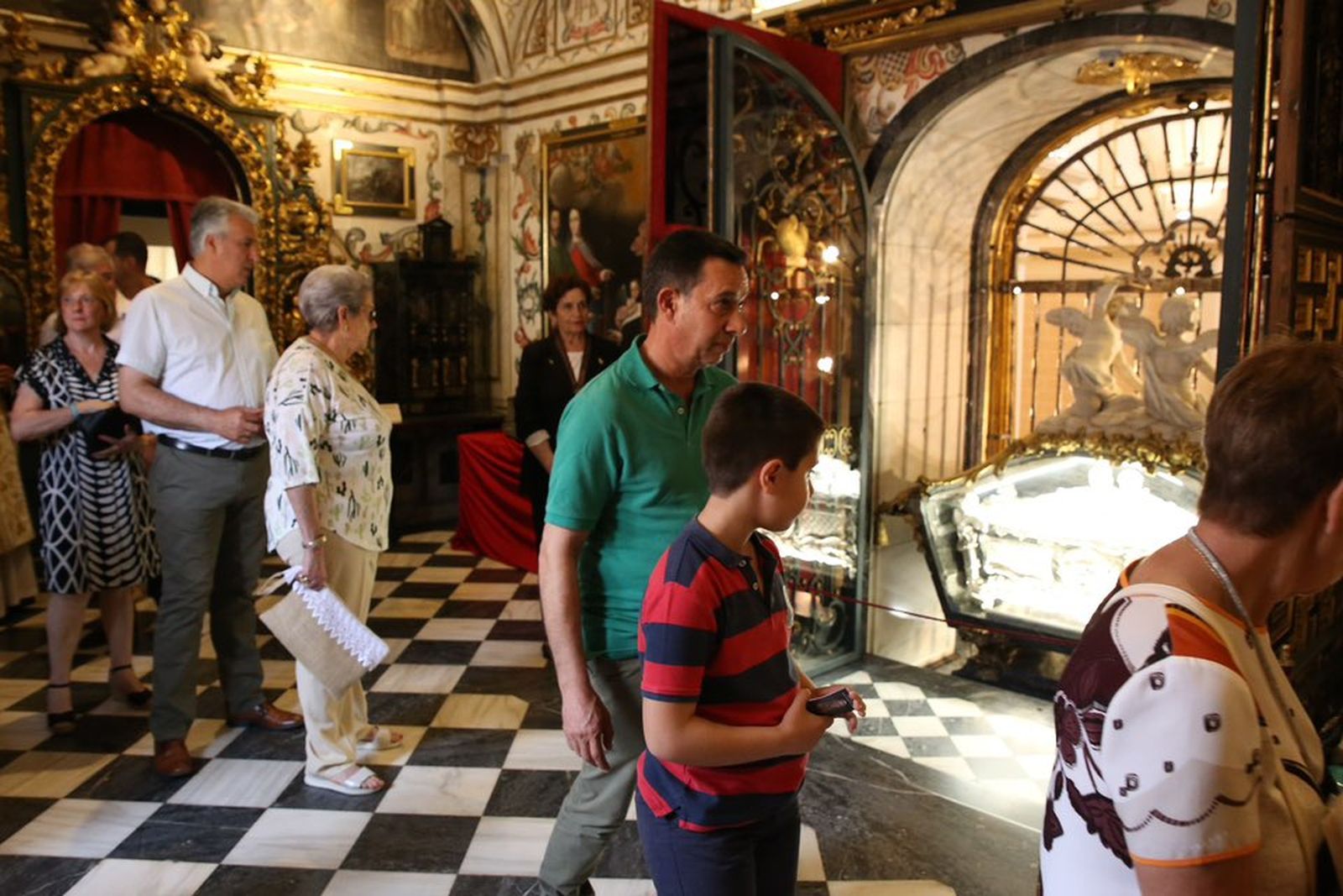 Peregrinos visitan el sepulcro de Santa Teresa