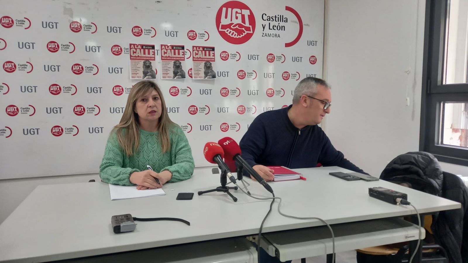 Los portavoces de CCOO, Trinidad Acebes, y de UGT, Juan Escudero