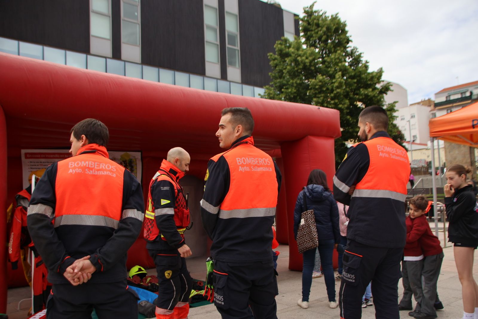 Talleres de prevención de incendios y primeros auxilios y una muestra de vehículos y material de bomberos