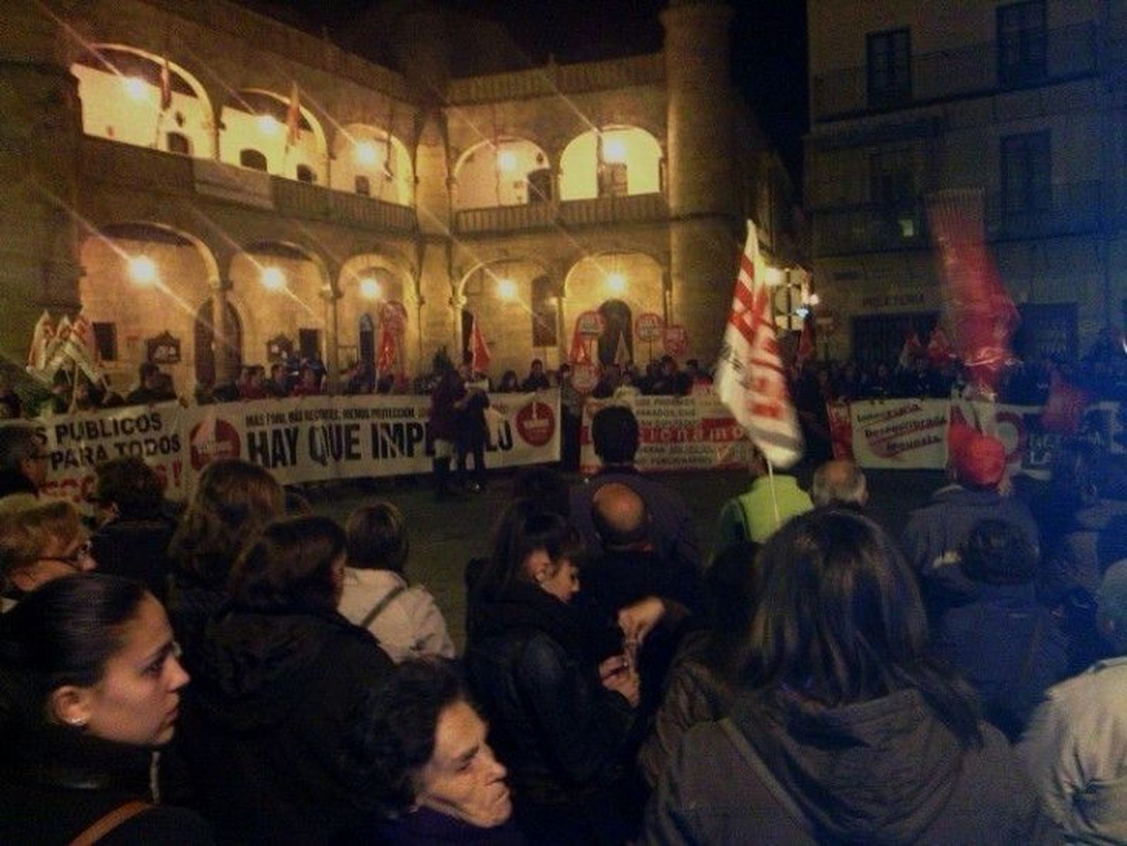 Medio millar de personas protesta por los recortes del Gobierno en Miróbriga