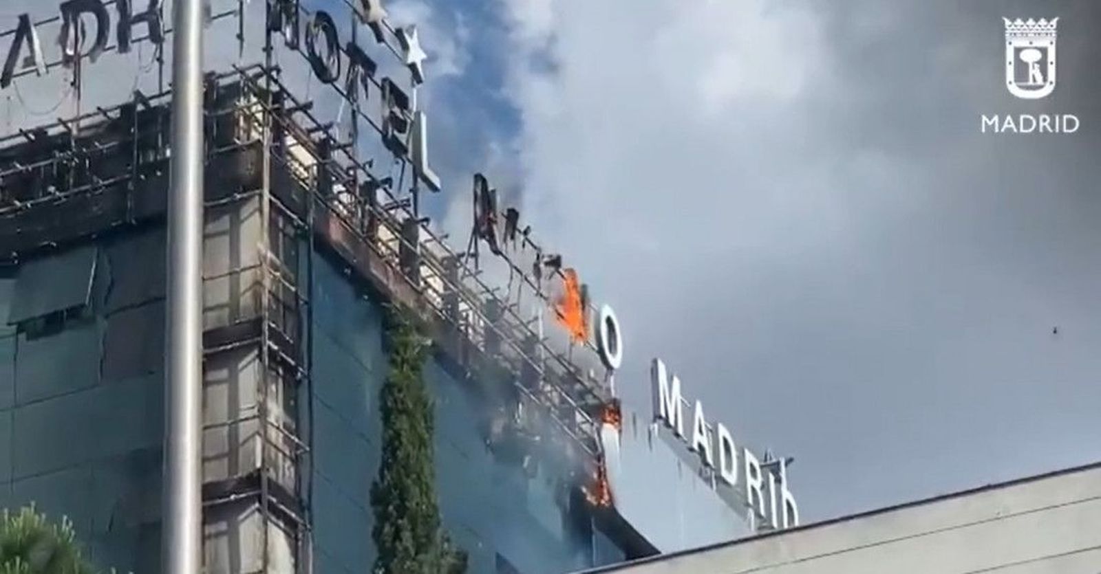 VÍDEO | Un aparatoso incendio en un hotel de Madrid junto a la M-30 provoca una gran columna de humo visible en casi toda la ciudad