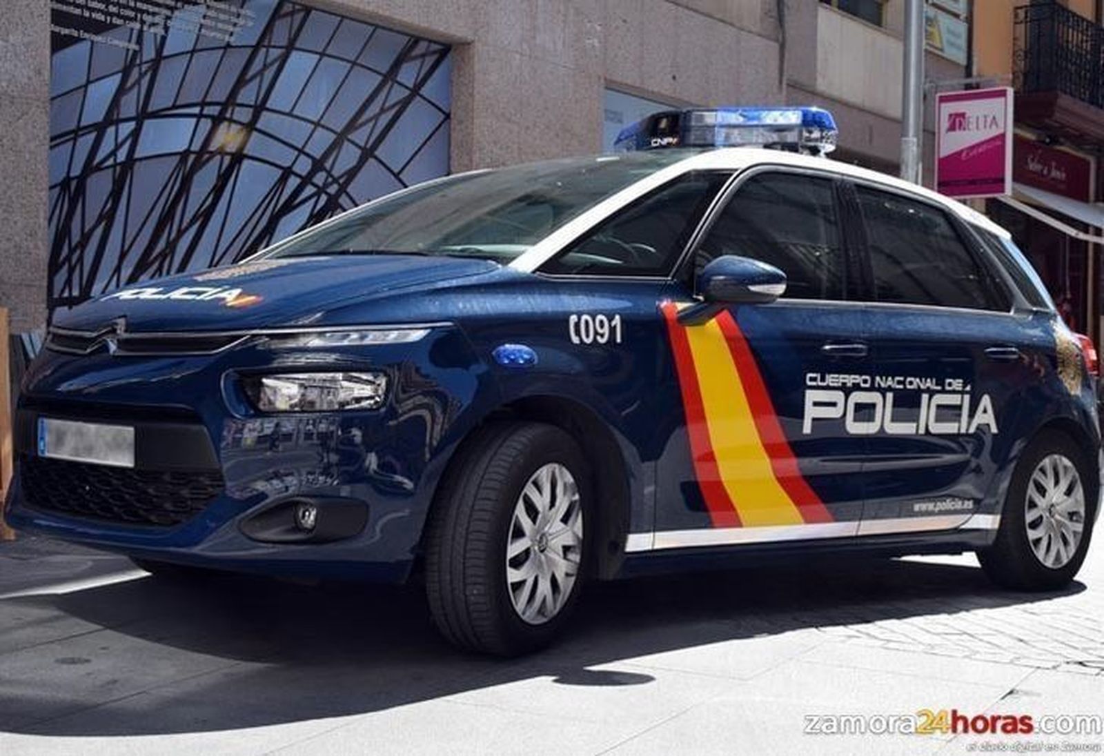 La Policía Nacional detiene a dos jóvenes tras robar en el interior de una vivienda en Río Manzanas