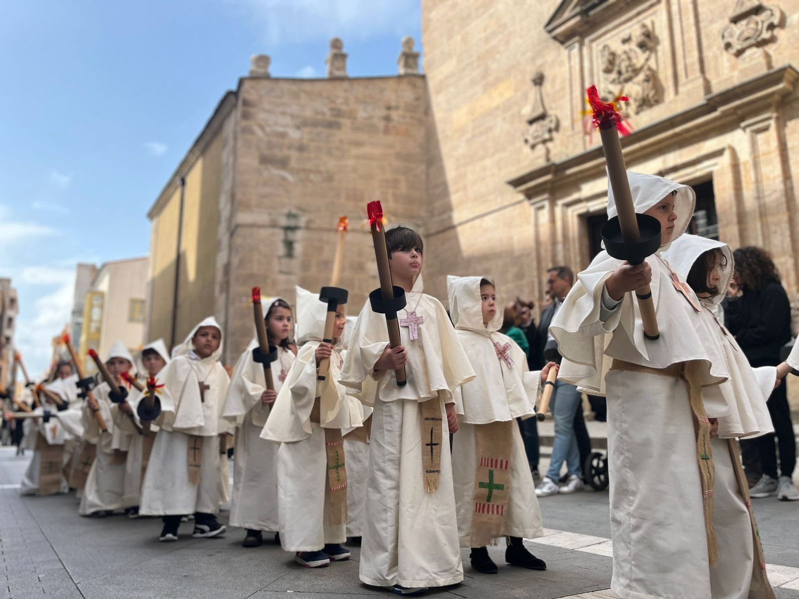 Los cofrades más pequeños para la tradición más grande Los cofrades más pequeños para la tradición más grande