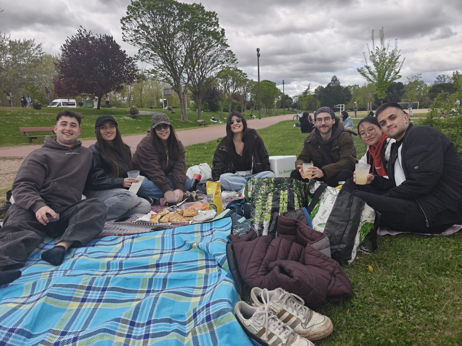 Un multitudinario Lunes de Aguas en Salamanca llena la ribera del Tormes