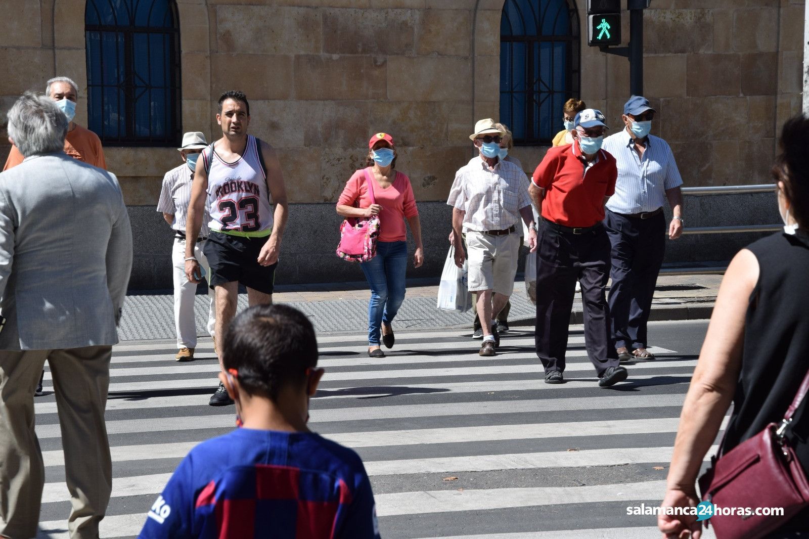 Gente paseando por Salamanca