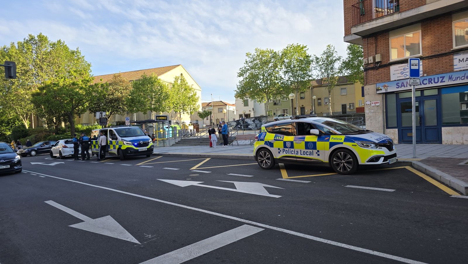 Policía Local en la carretera de Ledesma tras un accidente entre una moto y un turismo