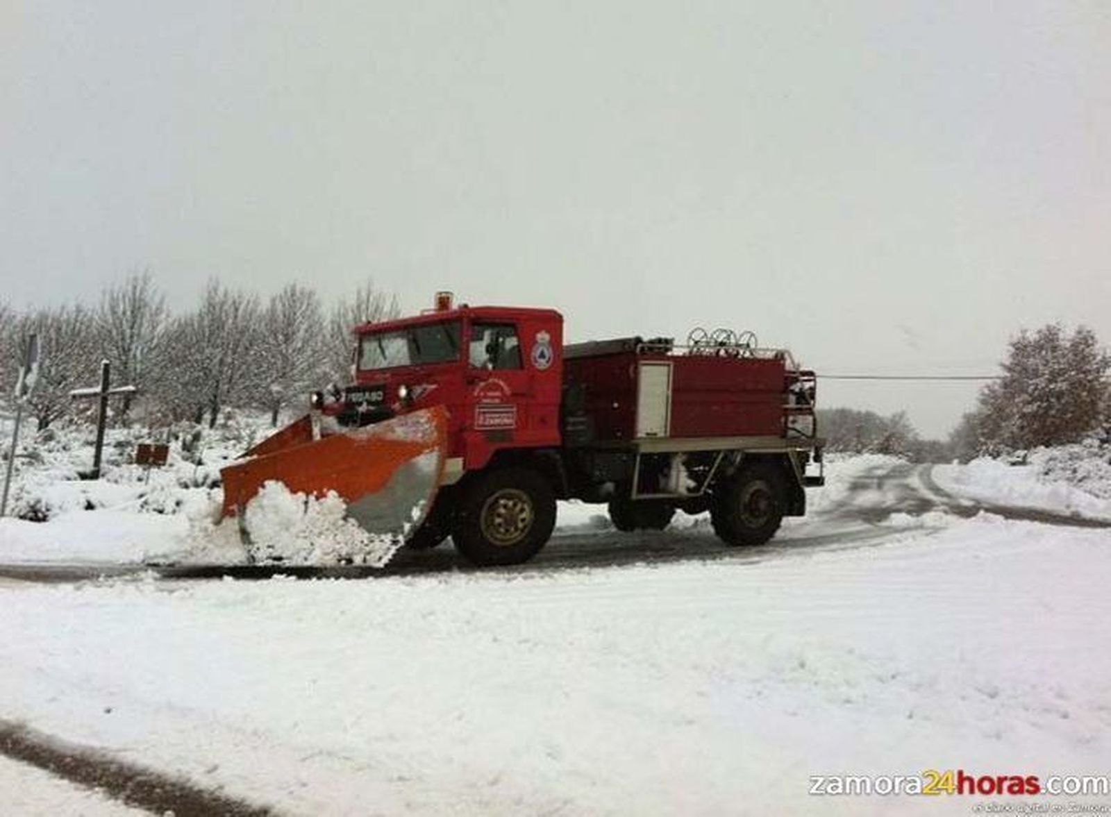 Las nevadas dificultan la circulación en la A-52 en Padornelo por visibilidad reducida y acumulación