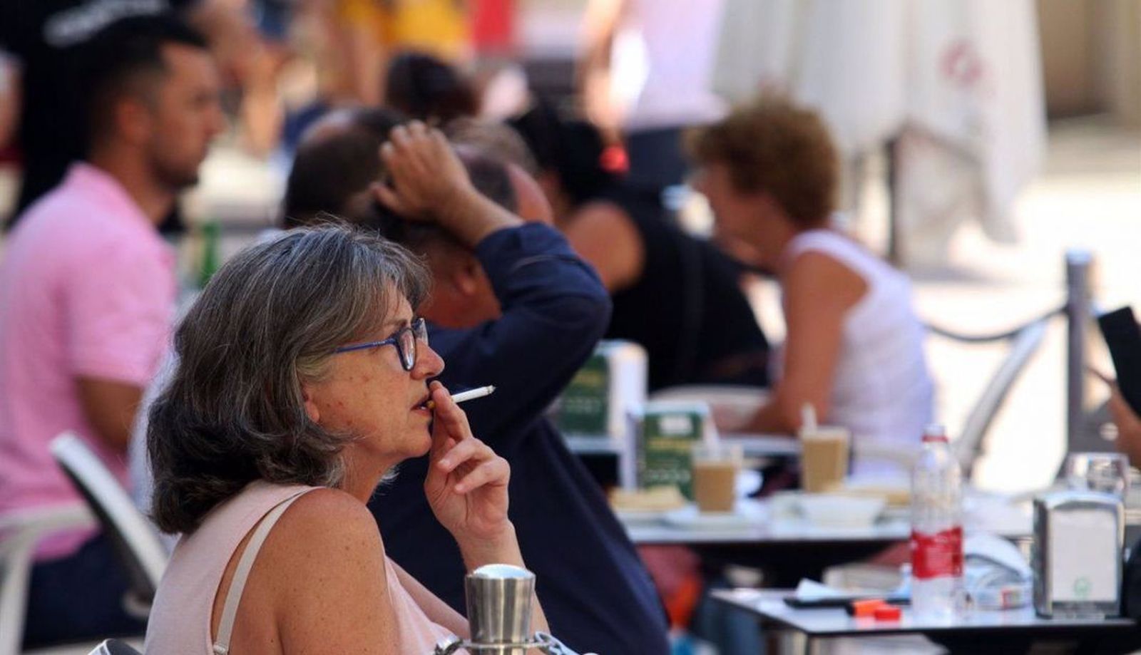 Gente fumando en terrazas. Foto Infosalus