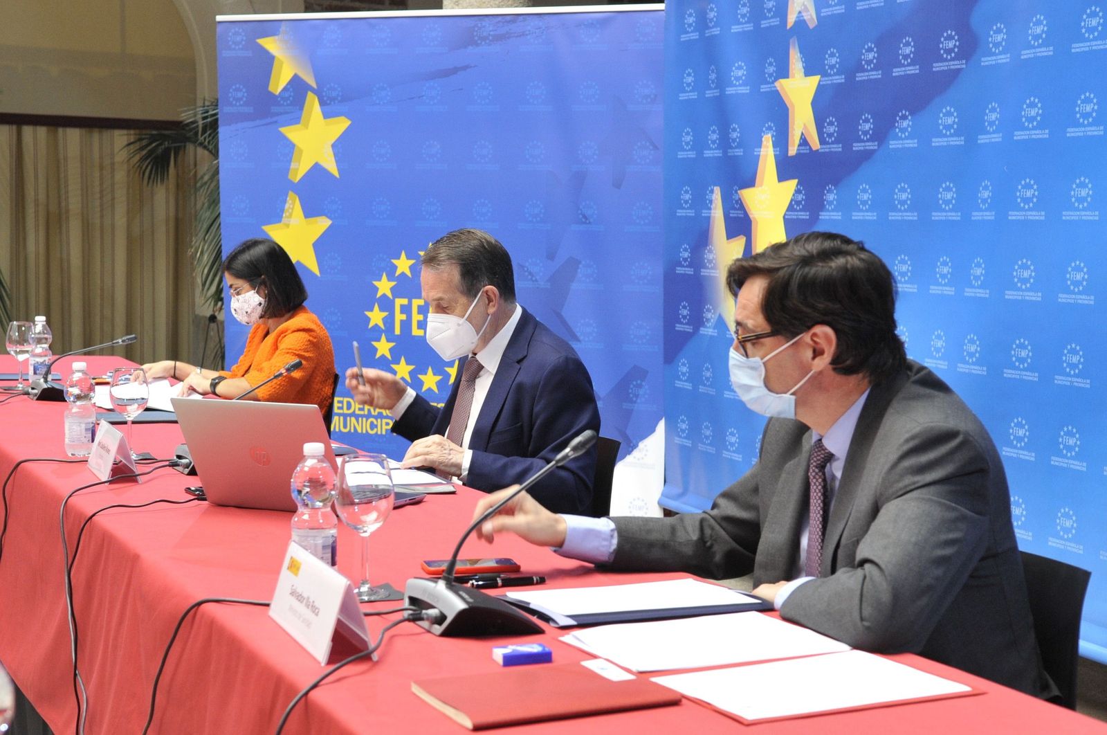 Los ministros Salvador Illa y Carolina Darias presiden  una reunión de trabajo en la sede de la FEMP