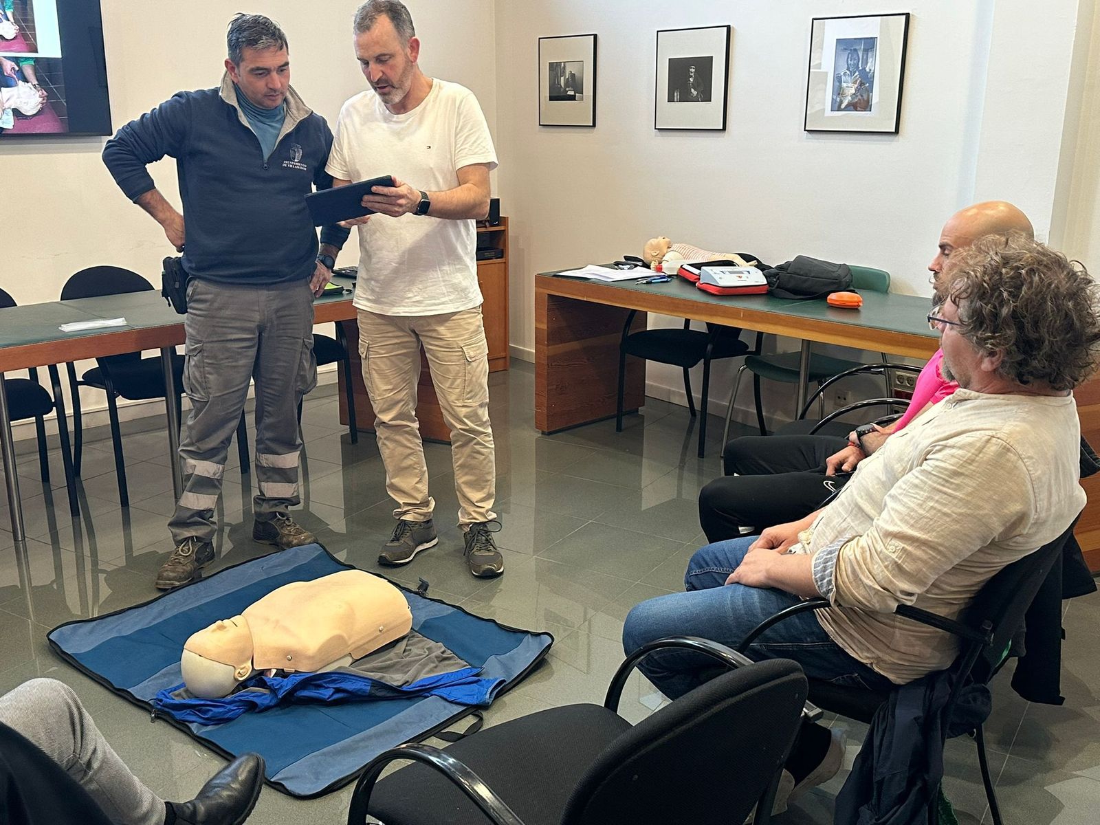 Trabajadores de Villamayor aprendiendo a usar un desfibrilador