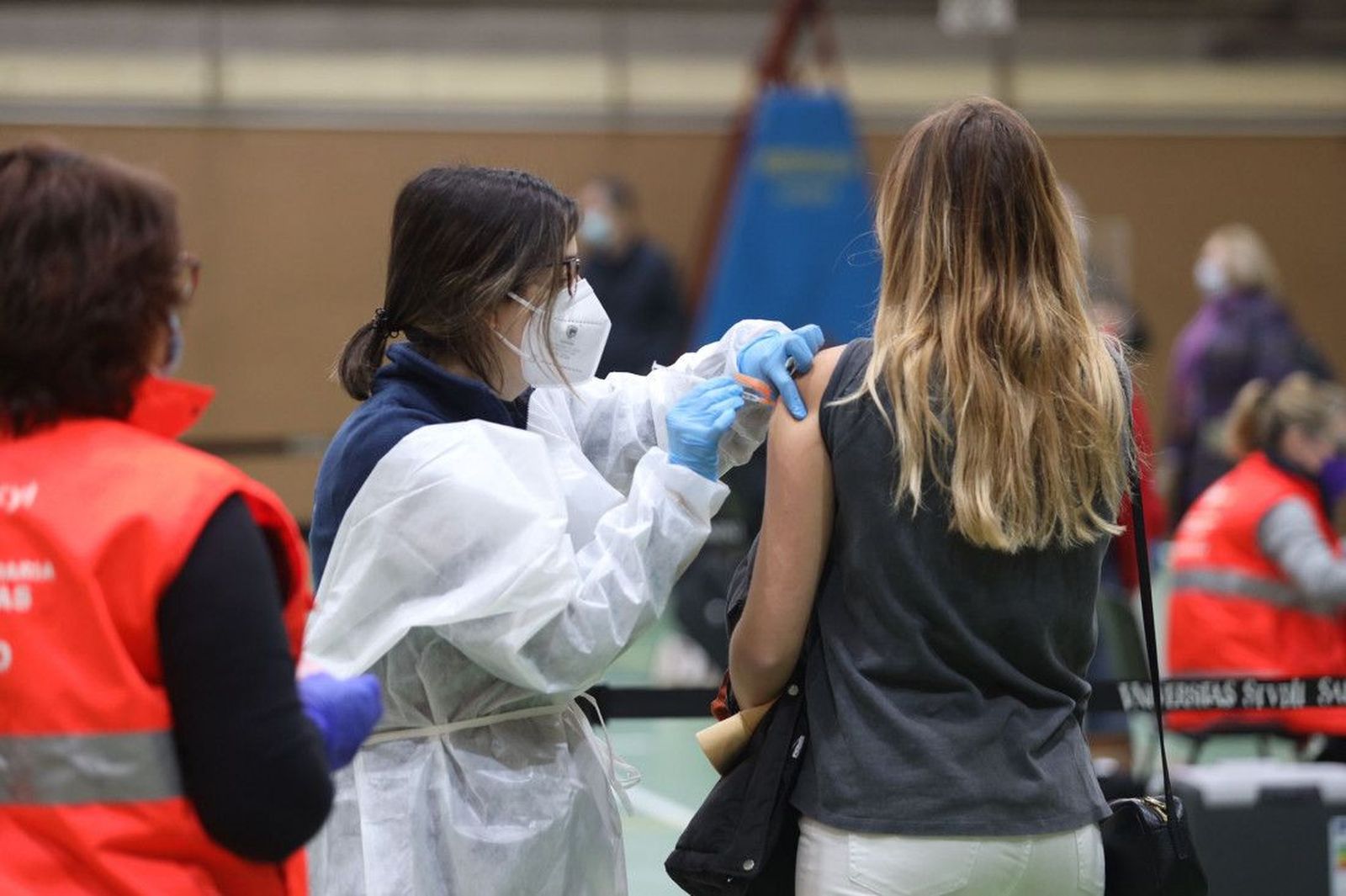 El Gobierno propone ampliar la vacunación con AstraZeneca hasta los 65 años y no descarta eliminar el límite de edad en el futuro