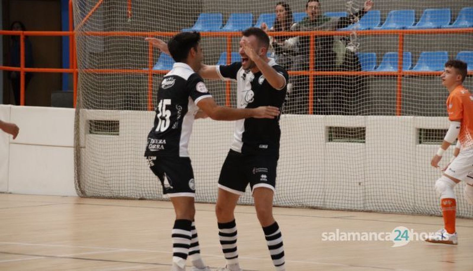 Álvaro Morales celebra un gol en un partido anterior | FOTO SALAMANCA24HORAS.COM
